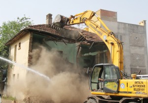 Güvenlik Tehlikesi Oluşturan Balbey deki Binaya Yıkım
